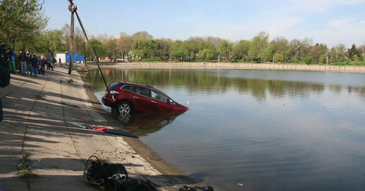 EXCLUSIVITATE Lacul Morii din Crângași este ”depozitul” hoților și al asasinilor. În acumularea de apă au fost găsite, de-a lungul vremii, de la seifuri, mașini furate, dar și arme și resturi de cadavre