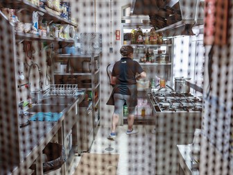 Rocsana Oșan în bucătăria restaurantului ei