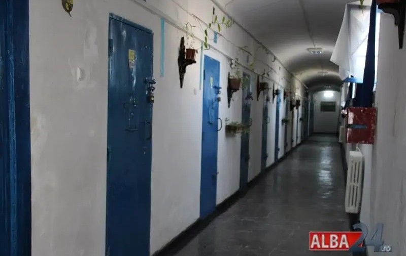 Un tânăr închis la Penitenciarul Aiud a amenințat cu moartea doi polițiști: „Când te prind, te sugrum, nu scapi fără un ciob în gât!”