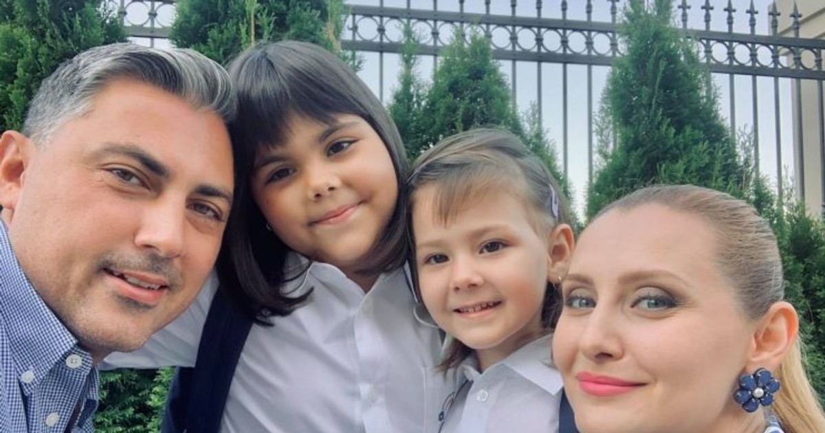 Alina Sorescu și Alexandru Ciucu alături de fetițe