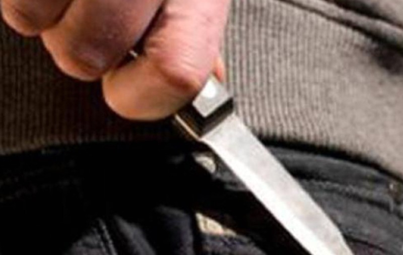 Un cuplu a fost înjunghiat într-un bloc din Bucureşti. Autorul este căutat de poliţişti