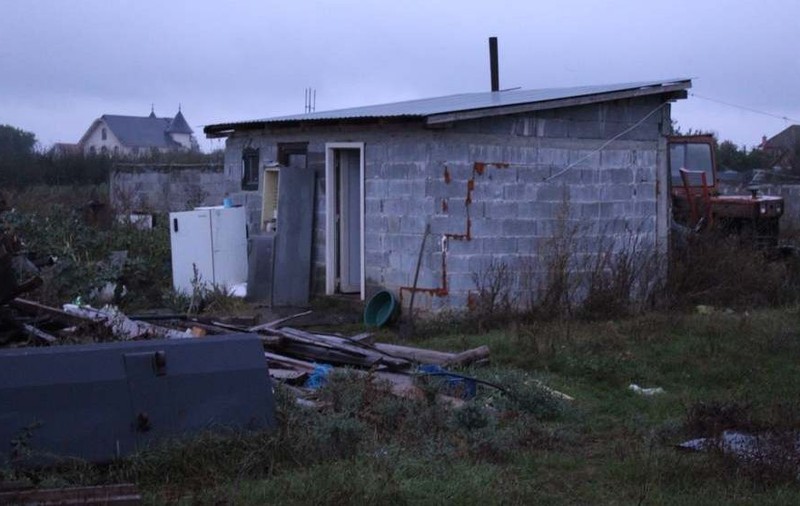 FOTO | Caz de sclavie în Bihor. Mai multe persoane, lăsate fără mâncare și fără acte de patronul unui ferme. În ce condiții trăiau muncitorii