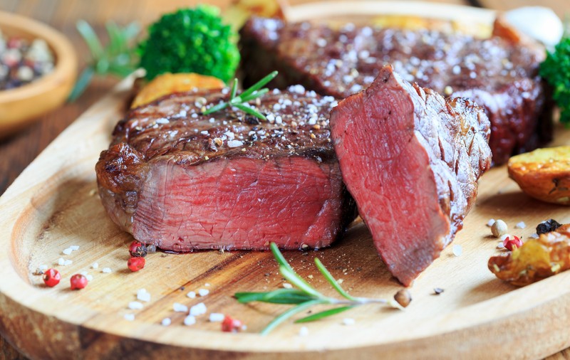 SUA schimbă regulile alimentației: noile ghiduri pun accent pe carne și grăsimi, răsturnând piramida clasică