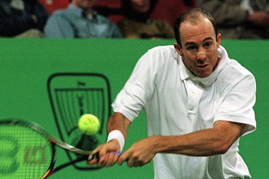 BRU045-19980220-ANTWERP, BELGIUM - American Jeff Tarango returns the ball to Australian Patrick Rafter to during their European Community Championships quarter final match in Antwerp late 20 February. Rafter survived his second match in a month against US Jeff Tarango and scored a 6-7 (1/7), 6-2, 6-1 win. EPA PHOTO BELGA/Jacques Collet