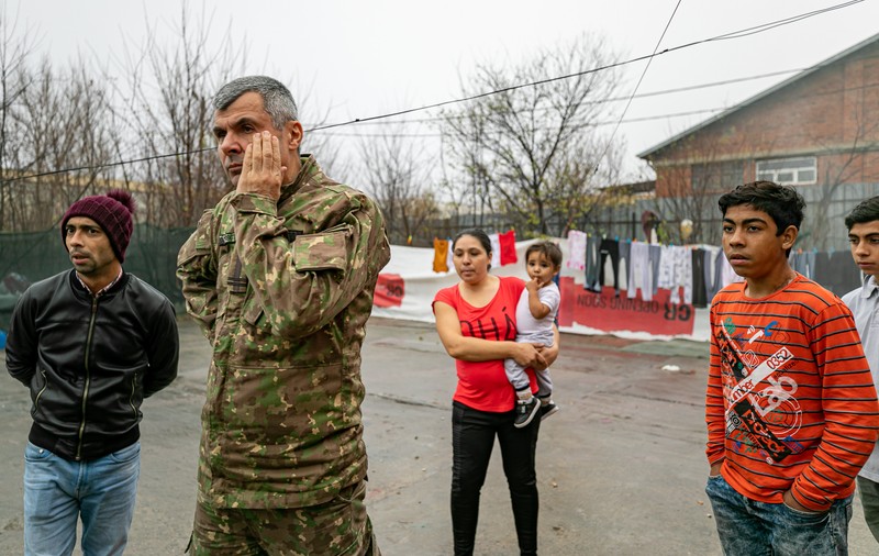 Armata s-a răzgândit: familia cu opt copii poate să rămână peste iarnă în cazarma părăsită