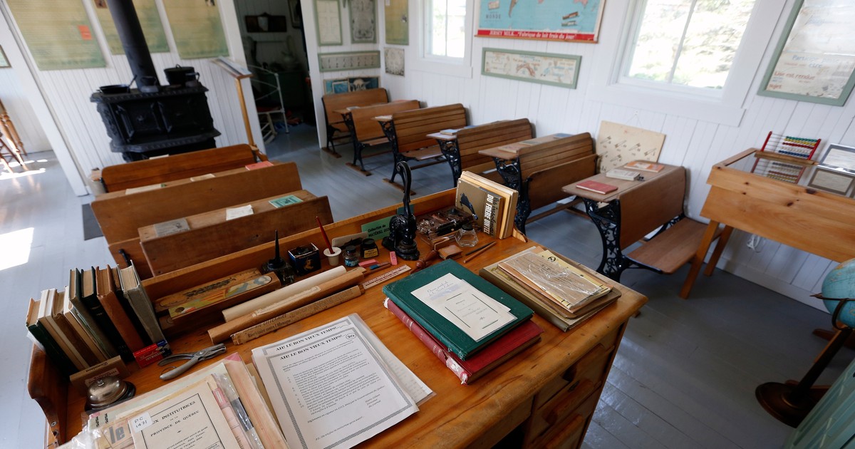 Sală de clasă cu bânci goale într-o scoala veche