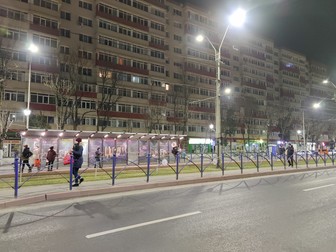 Oamenii care așteptau azi-dimineață în stațiile STB au plecat pe jos, după ce au aflat de grevă
