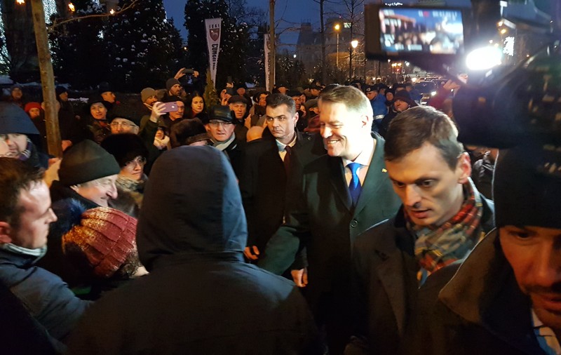 VIDEO&FOTO/ Iohannis, primit cu urale la Iași: "Fiți mai ferm, domnule președinte! Vrem autostrăzi, nu borfași pe străzi"