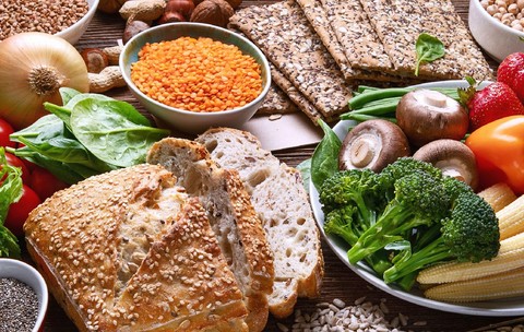 fasole, legume, salată, linte, năut, ovăz, nuci - Alimente dintr-o dietă sănătoasă, bogată în fibre, care conține antioxidanți și vitamine