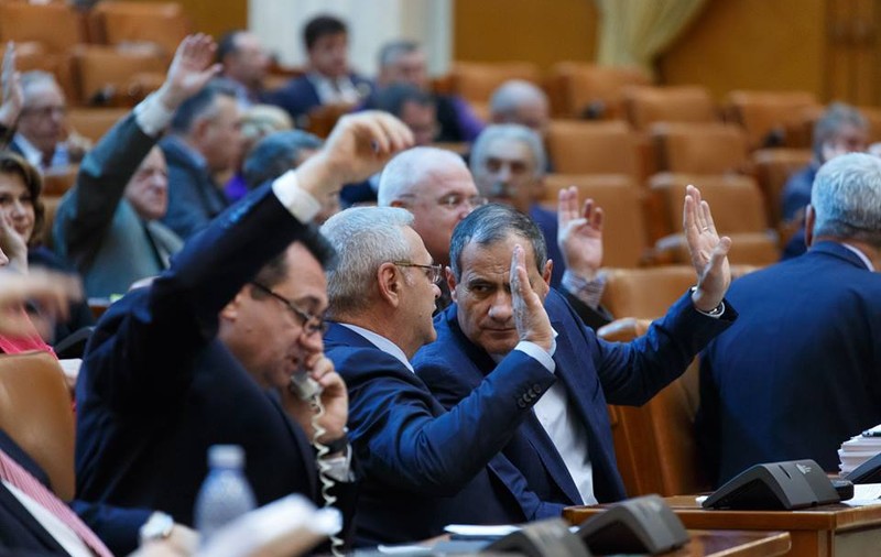 Cadou din Parlament pentru primari: Amenzi blânde, dar rămân cu funcţia