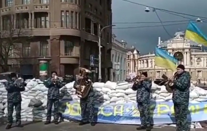 VIDEO | O fanfară din Odesa baricadată cântă „Don't worry, be happy”, în așteptarea atacului Rusiei