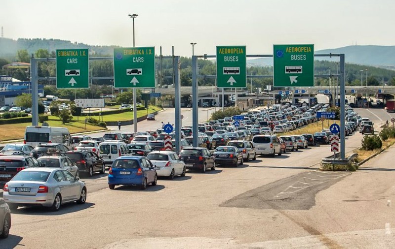 Turiștii fentează legea în Grecia. Certificate false care atestă un test „negativ” de Covid-19, vândute cu 30-40 de euro la punctul de graniță Kulata