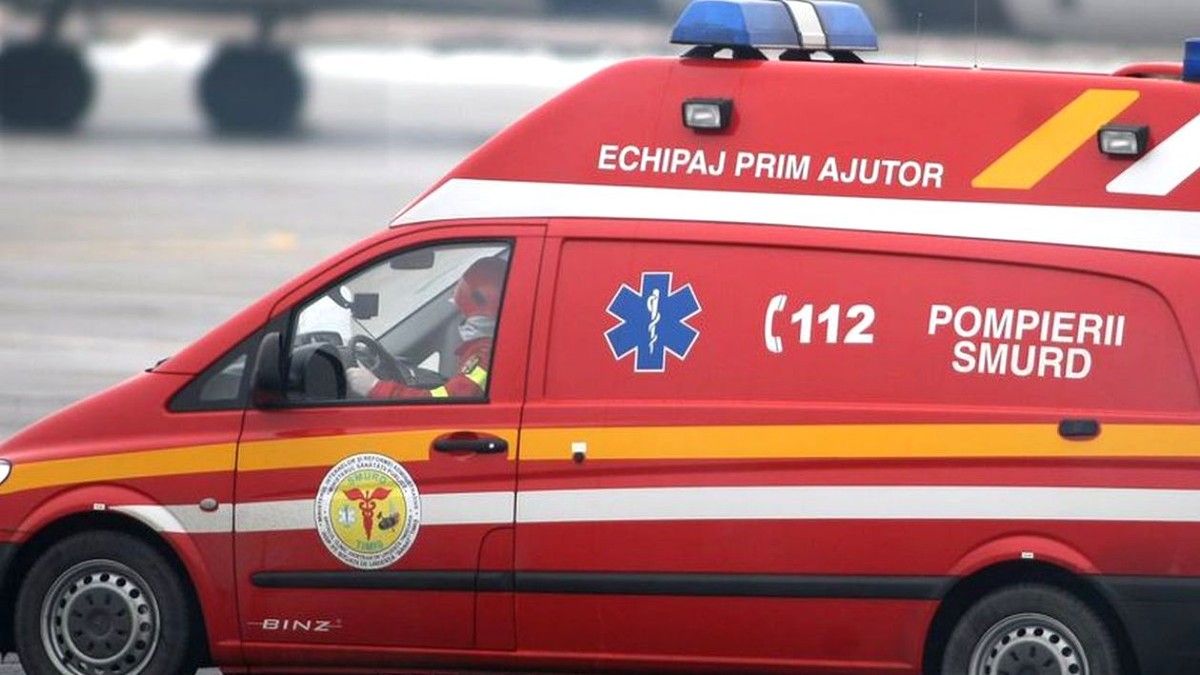 Trei persoane, lovite de o ambulanță pe o trecere de pietoni din Câmpina