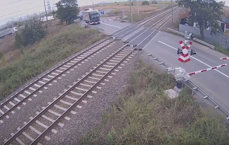 Motociclist din Arad, amendat cu 3.400 lei după ce a trecut prin faţa unui tren şi a făcut gesturi obscene