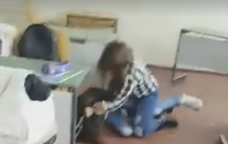 Bătaie între două eleve la o școală din Baia Mare. Violențele au fost filmate