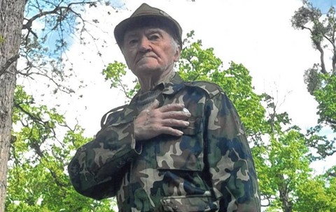 Iosif Derzsi, sibianul de 91 de ani care a cărat pământ cu Trabantul și transformat o grădină într-o școală