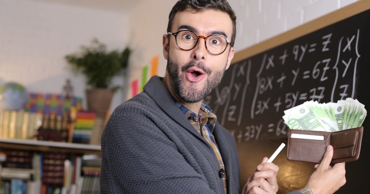 Profesor bucuros cu un teanc de bani in mana