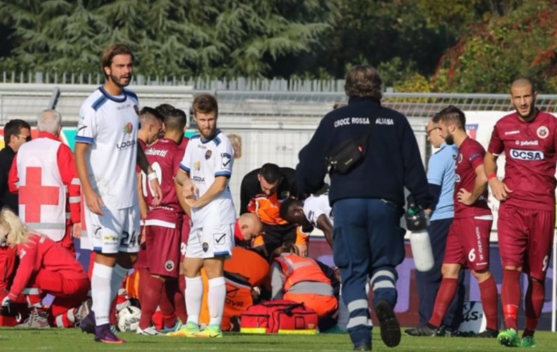 Scene de groază pe stadion. Un jucător a fost lovit de un adversar și a fost transportat de urgență la spital! Atenție, imagini horror | VIDEO
