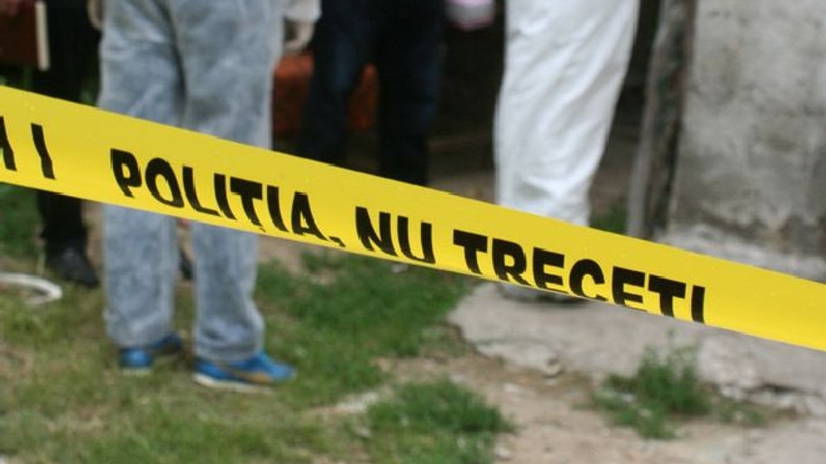 Un cadavru băgat într-un sac a fost descoperit pe un câmp, în apropiere de Dărăști