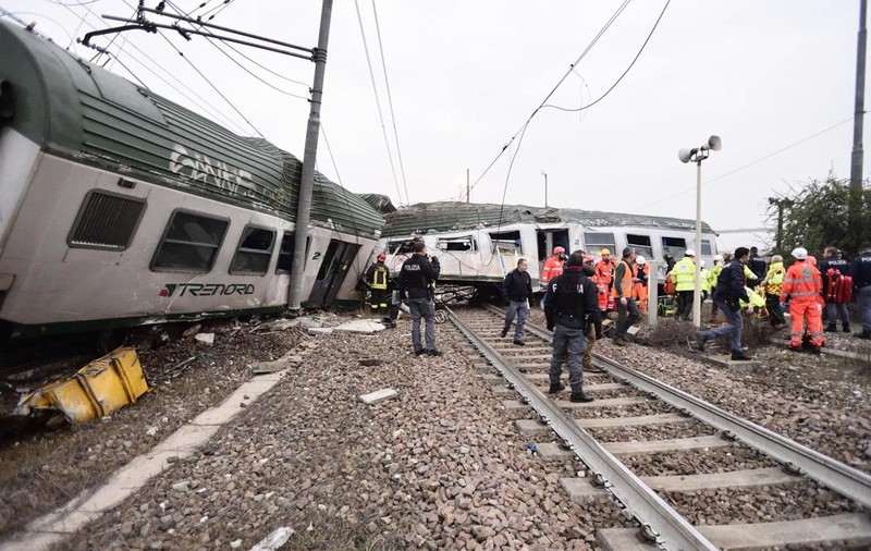 UPDATE / Trei morți și peste 100 de răniți, după ce un tren a deraiat lângă Milano (FOTO & VIDEO). MAE: "Un român printre răniți"