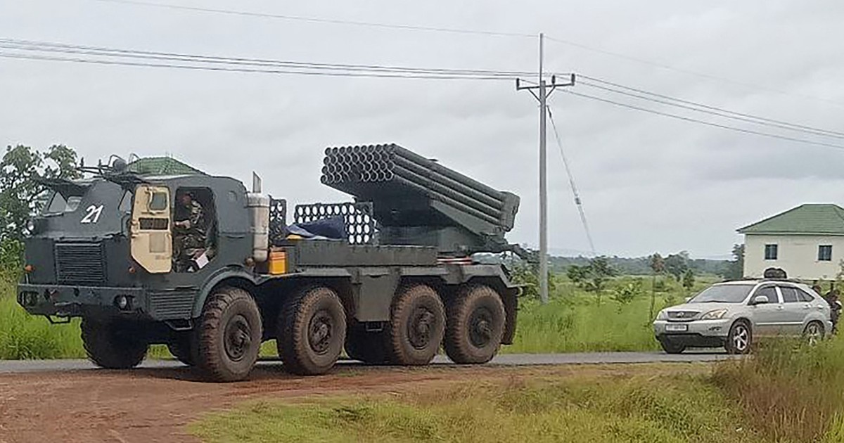 Imagine cu un lansator de rachete multiple cambodgian BM-21 care se întoarce de la granița dintre Cambodgia și Thailanda.