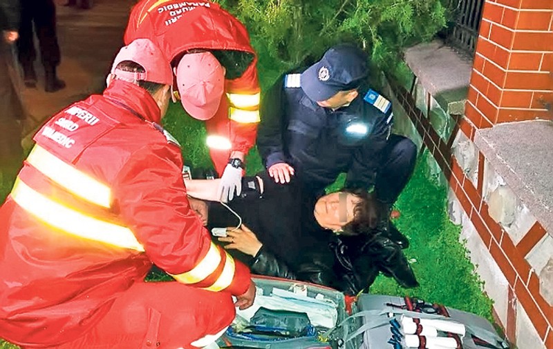 Înghesuială la Buzău! A leșinat la slujba de Înviere