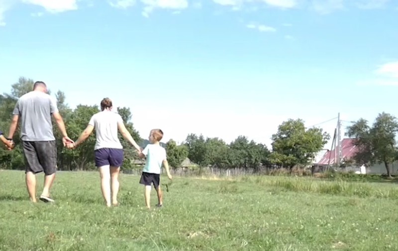 VIDEO. Întoarcerea acasă. Au revenit la Humulești după 12 ani de Anglia: „Vrem să ne creștem copiii românește”