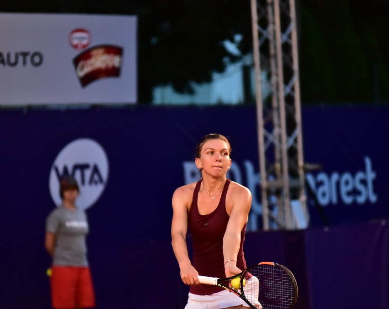 Evantaie şi pălării pentru spectatorii BRD Bucharest Open