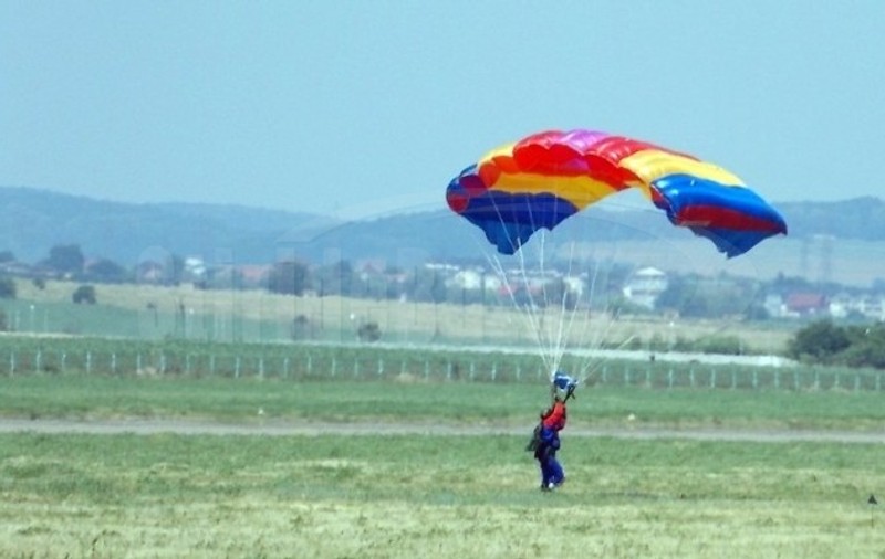 Incident pe Aerodromul Boboc | Un parașutist militar s-a rănit în timpul unui exercițiu