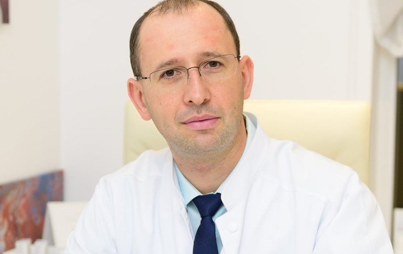 Interviu cu medicul din Cluj care a demisionat, în aplauzele colegilor, acuzând neregulile din spital: „Acum regret că m-am întors în țară”. Replica managerului