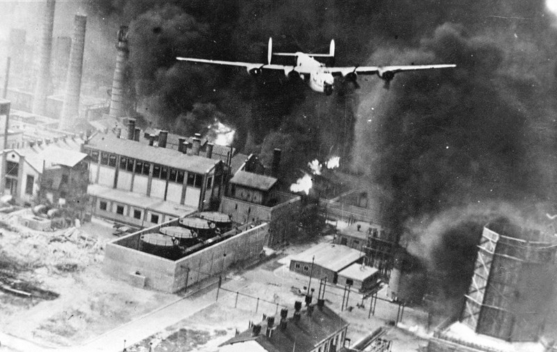1 august 1943, ziua în care Ploieștiul era programat să fie ras de pe suprafața pământului. „Avioane dușmane au aruncat jucării, bomboane, stilouri care, la cea mai mică atingere, fac explozie”