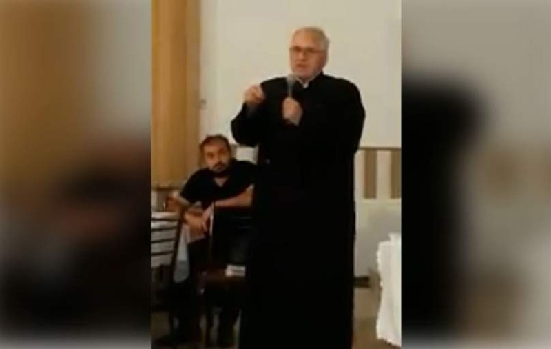VIDEO/ Preot din Galaţi, declaraţii şocante despre românii din Diaspora. "Ştiţi cine pleacă din ţară? Pleava"