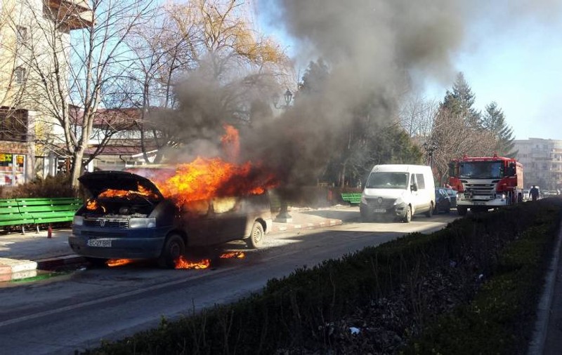 Un microbuz a luat foc în județul Bacău. Flăcări uriașe au mistuit vehiculul