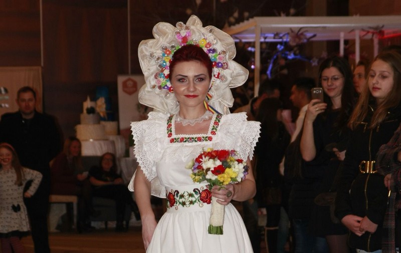 O creatoare din România vine cu o idee curajoasă! Rochii de mireasă cu motive tradiţionale şi pene de păun!
