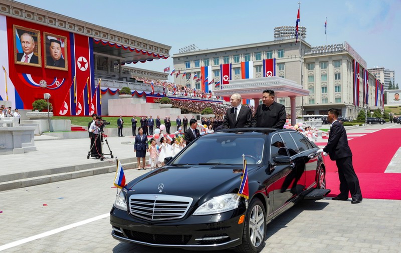 Vladimir Putin, primit cu pompă la Phenian: mii de nord-coreeni, inclusiv copii, au pus în scenă un spectacol pentru dictatorul rus