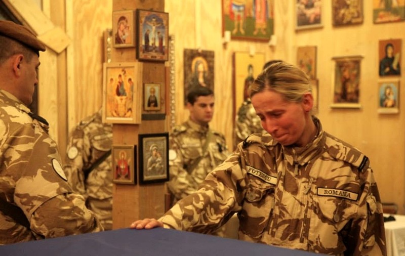 CU OCHII ÎN LACRIMI! Colegii şi-au luat rămas bun de la militarul mort în Afganistan | FOTO EMOŢIONANT