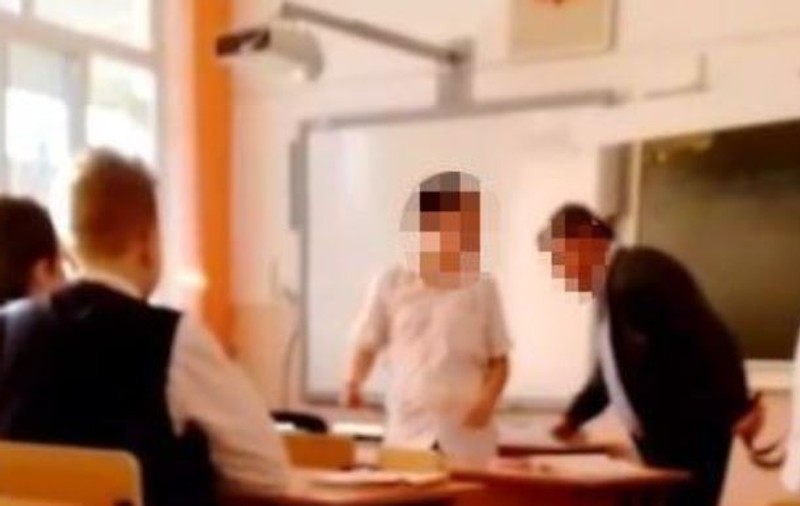 Profesor din Rusia, demis după ce a bătut doi elevi de clasa a VI-a cu o curea, în sala de cursuri: „A fost în glumă”