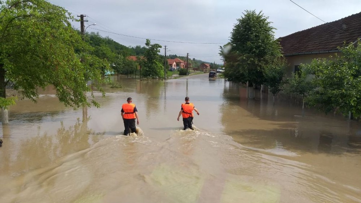 INHGA: Cod galben de inundaţii pe râuri din cinci judeţe, până la ora 21:00