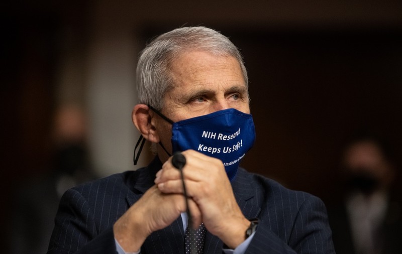 Anthony Fauci: Va fi nevoie de mască și de distanțare socială și după vaccinarea anti-COVID-19