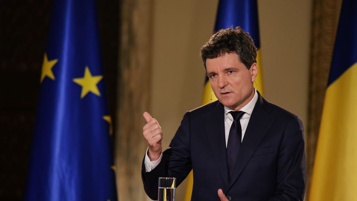 Nicușor Dan vorbește în timpul unei dezbateri televizate, înainte de turul 2 al alegerilor prezidențiale