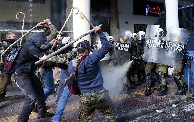 Protest violent în Atena | Fermierii s-au bătut cu forțele de ordine FOTO