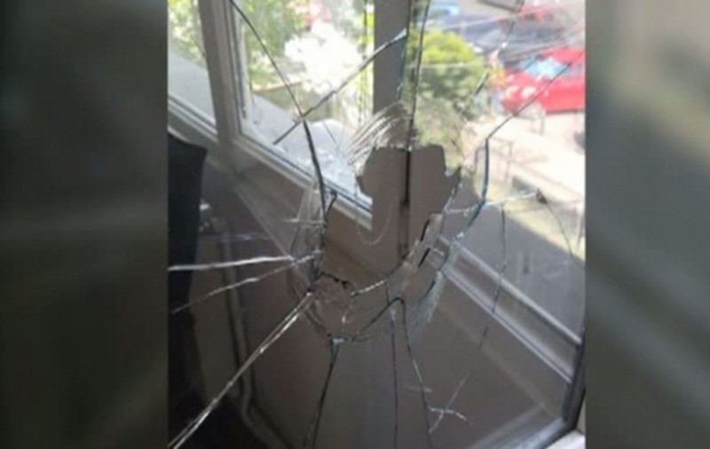 O femeie însărcinată susține că e terorizată de fratele ei. Îl acuză că e foarte violent, consumă etnobotanice și dă foc la diverse lucruri în casă