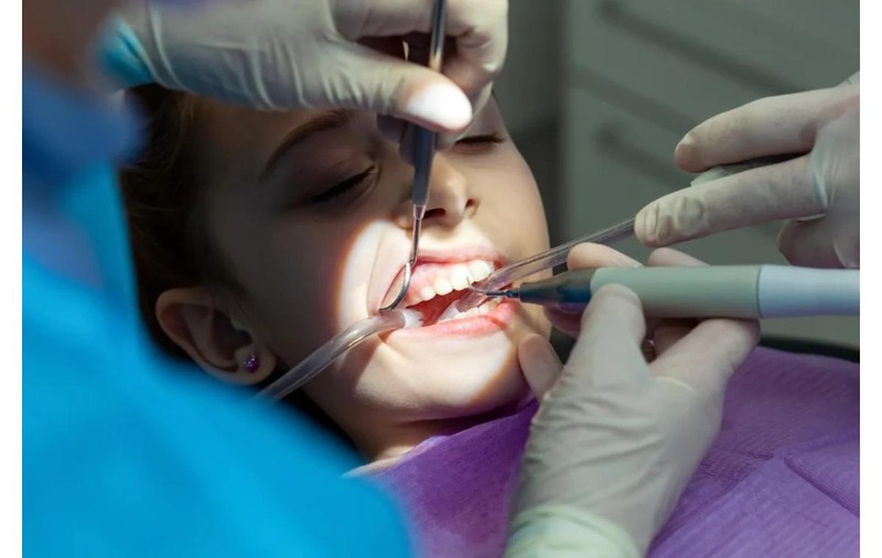 Copilului tău îi este frică de dentist? Ce pot face părinții ca prima vizită să fie mai ușoară
