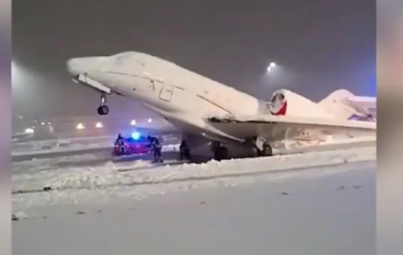 Imagini de pe aeroportul din München, afectat de ninsori puternice. Un avion privat, blocat la sol din cauza zăpezii | VIDEO