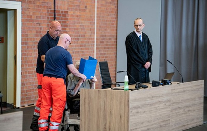 Un fost gardian nazist în vârstă de 101 ani a fost condamnat la închisoare în Germania. Ce acuzație i s-a adus