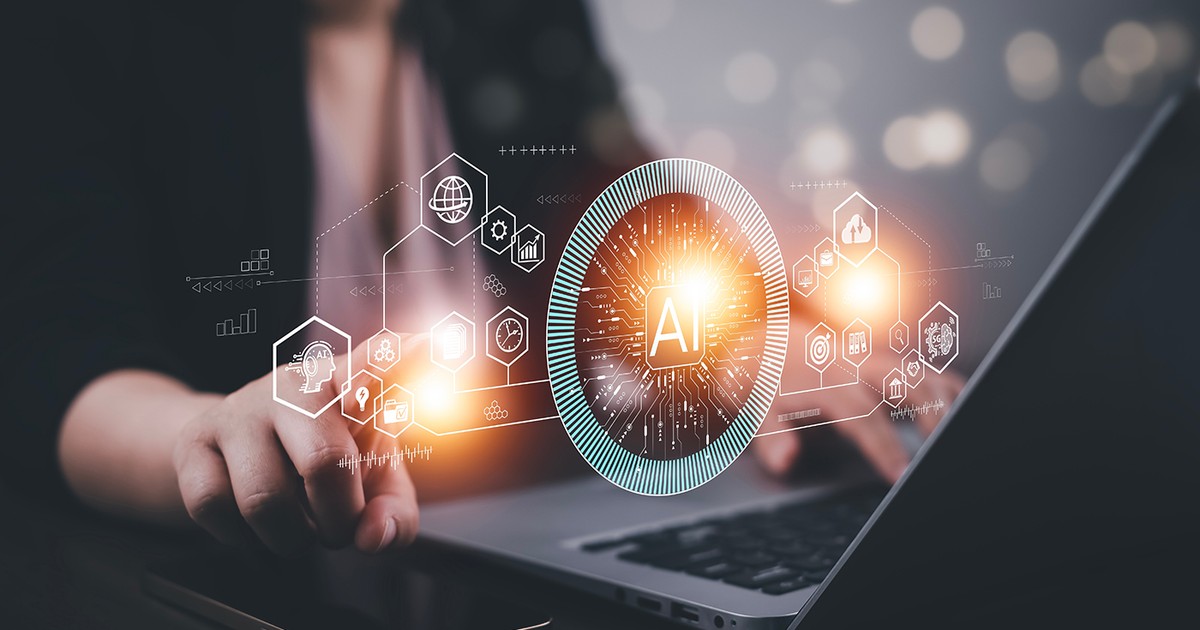 Programator care lucrează pe laptopuri sau smartphone-uri cu IA, inginer software de inteligență artificială care codează pe laptopuri cu pictograme tehnologice și cod binar, big data, mașină digitală robot IA