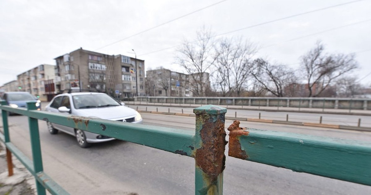 Podul Decebal din Oradea, construit în 1983, este într-o stare avansată de degradare