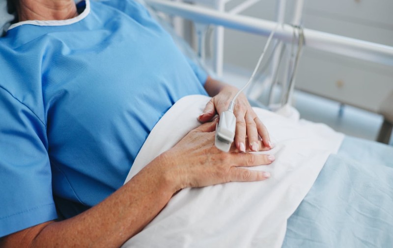 O femeie a ajuns în comă după o operație estetică. Medicul se apără: „Pacienta a fost informată”. Cazul ajunge în fața judecătorilor