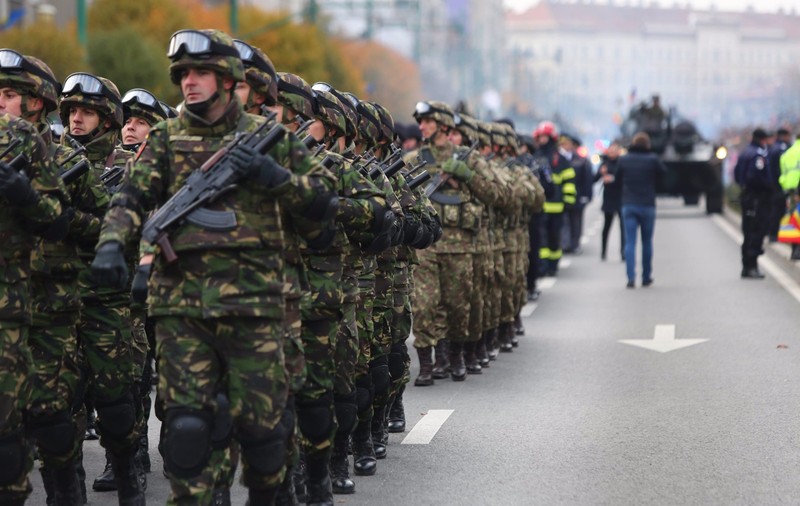VIDEO/ Cerere în căsătorie la Mircurea Ciuc, la finalul ceremoniilor dedicate Centenarului şi Zilei Naţionale a României