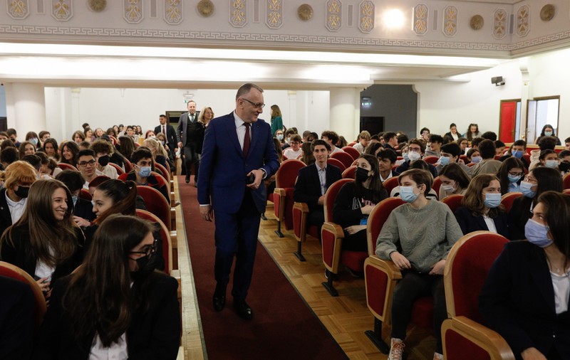 Analfabetismul funcțional. În loc de soluții, ministrul Educației vrea să ne măsurăm performant prostia